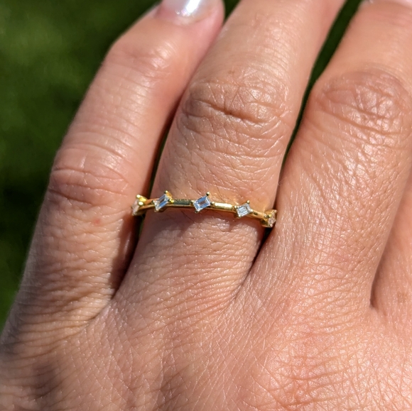 18K Yellow Gold Staggered Baguette Diamond Band - Picture 5 of 6